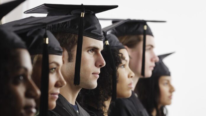 Absolvenții de finanțe intră nepregătiți pe piața muncii: 9 din 10 spun că au nevoie de „perioadă de adaptare”