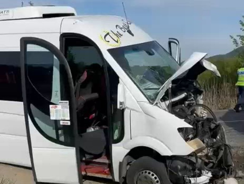 Accident cu 13 victime în Maramureș: un microbuz și un autoturism s-au ciocnit violent la Baia Sprie