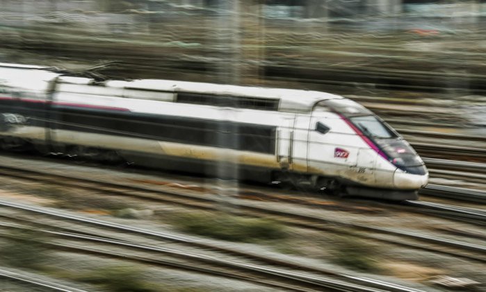 Accident grav în Franţa: Un tren TGV s-a ciocnit cu un camion. Mecanicul a murit, iar 27 de persoane au fost rănite