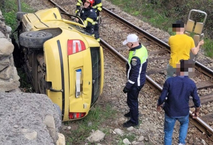Accident grav pe DN7, în Vâlcea: un autoturism a fost proiectat lângă calea ferată. Mai multe victime, una resuscitată la fața locului