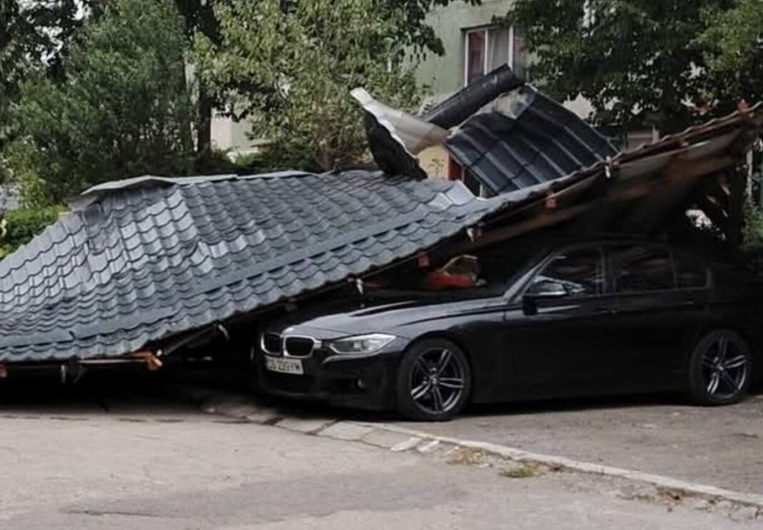 Acoperişuri desprinse şi copaci doborâţi de vânt în mai multe localităţi din Botoșani