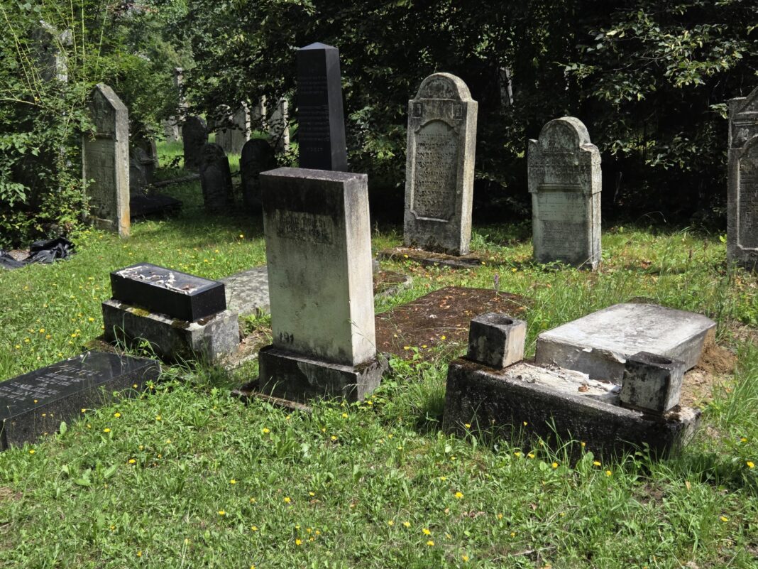 Actele de vandalism din cimitirul evreiesc de la Reghin, în atenția unui parlamentar din Israel / Stră-străbunicul său, un important Rabin din Imperiul Austriac, este îngropat acolo