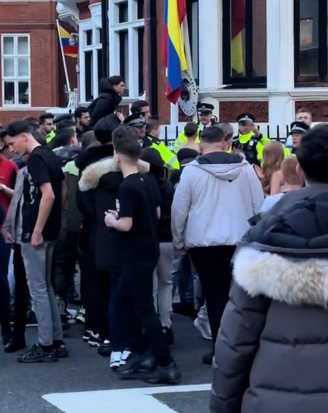 Adolescent înjunghiat la o întâlnire a comunității Traveller din Londra, lângă celebrul magazin Harrods