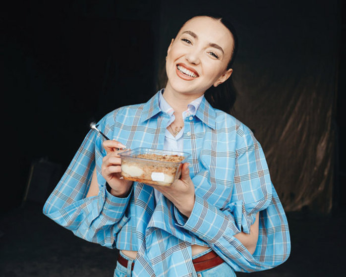 Afaceri de la Zero. Anul 2026 prin ochii micilor antreprenori. Andreea Druţă, fondatoarea cofetăriei Lapterra: Avem proiecte de creştere, cred că în perioade de criză e ideal să investeşti dacă îţi permite bugetul. Cofetăria Lapterra a pornit din Suceava în 2020, iar în 2025 s-a extins şi la Bucureşti.