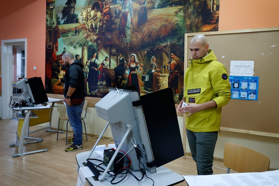 Alegeri în Bulgaria. Tinerii așteaptă schimbarea, în al optulea scrutin din ultimii cinci ani. Și nu de la fostul președinte pro-rus Rumen Radev