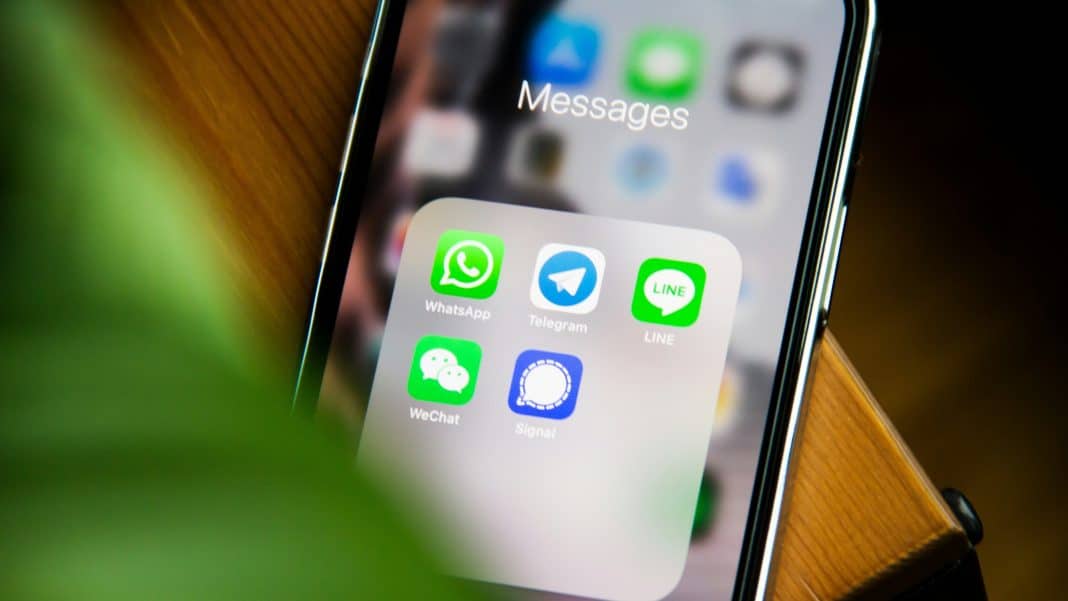 Alertă de securitate: aplicație falsă WhatsApp pe iPhone a vizat sute de utilizatori prin spyware