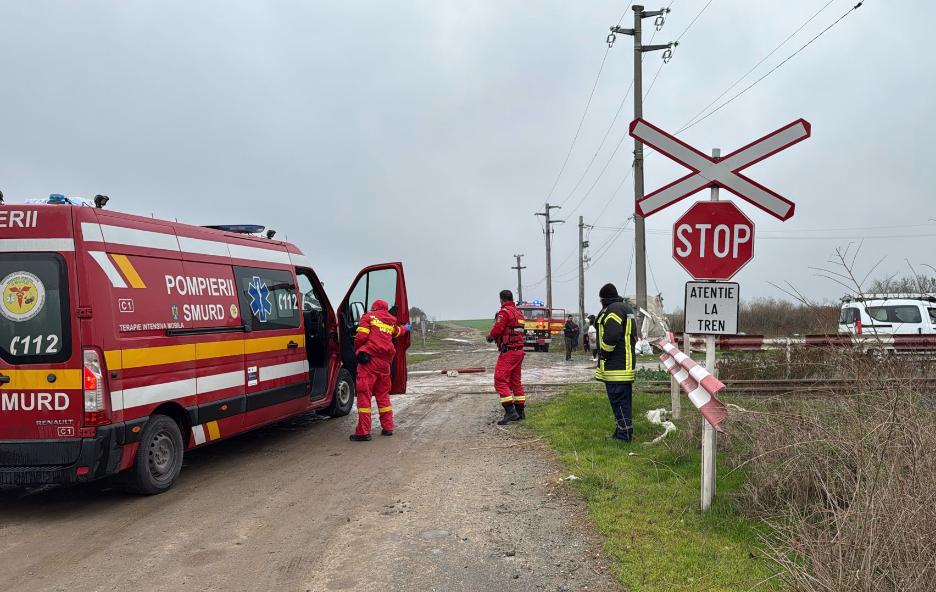 Ambulanţă lovită de tren, la Urseni, Timiș / 4 persoane rănite transportate la spital