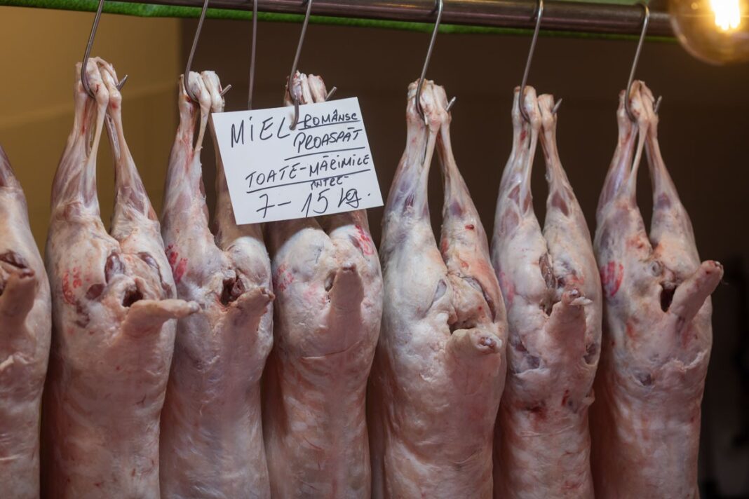 Amenzi de peste 2,15 milioane de lei şi 1,8 tone de produse retrase, în urma controalelor inspectorilor sanitari-veterinari înainte de Paște