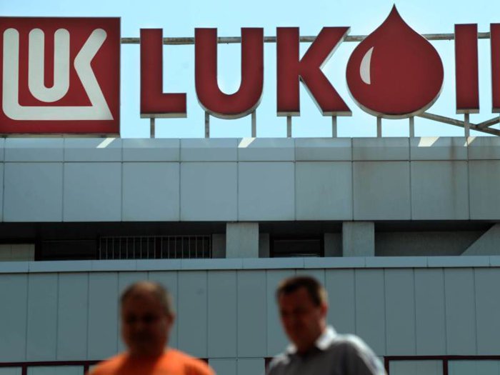 Americanii mai întind o mână către Lukoil. Benzinăriile companiei ruse ar putea funcţiona în continuare până pe 29 octombrie, fără a fi afectate de sancţiuni