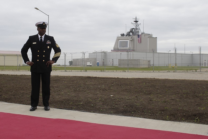 Analist maghiar de la Budapesta: După tensiuni serioase, România devine un cap de pod militar american / Pentagonul a ridicat nivelul de alertă de securitate la baza Deveselu la nivelul BRAVO