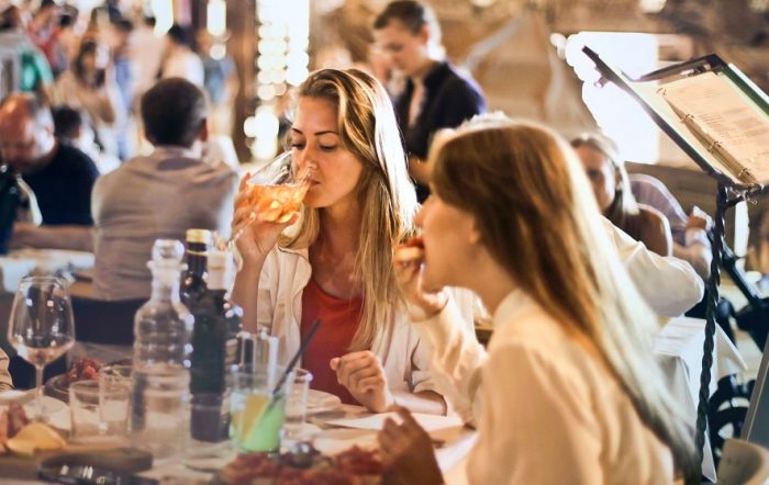 ANALIZĂ | Când se va vedea scumpirea carburanților în farfurie: De ce impactul diferă între retail, restaurante și livrare / „Lipsa de predictibilitate din ultima perioadă se vede în costurile de livrare”