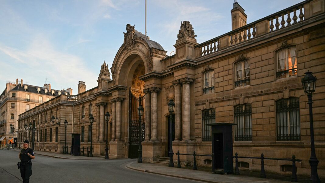 Anchetatorii francezi efectuează percheziții la Palatul Élysée într-o investigație privind contracte, potrivit unei surse