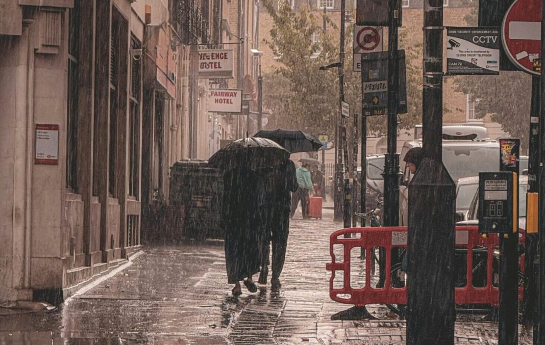 ANM: Cod galben de averse torenţiale şi descărcări electrice în localităţi din Argeş, Prahova, Ilfov şi Dâmboviţa