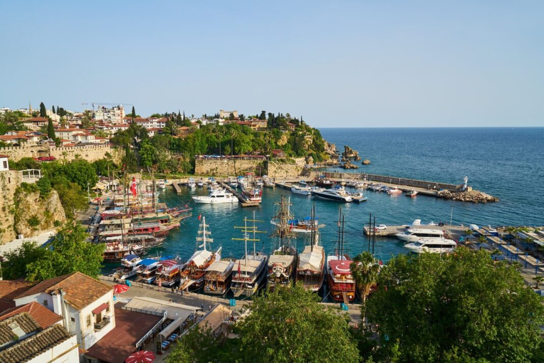 Antalya rămâne în topul preferințelor românilor: aproape 500 de zboruri charter și peste 72.000 de turiști în sezonul 2026