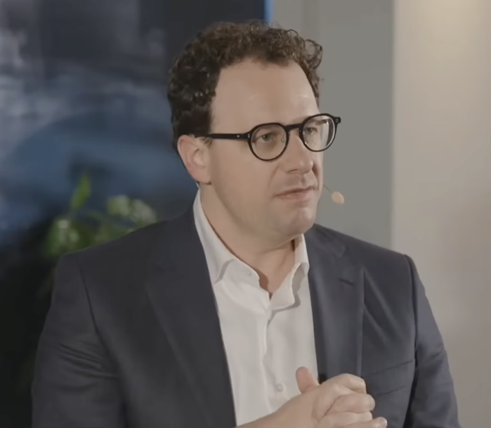 Anthropic, compania din spatele Claude, se confruntă cu o revoltă a utilizatorilor după ce a redus pe ascuns performanţa modelului de inteligenţă artificială ca să taie costurile cu centrele de date. Director AI de la AMD: „Claude nu mai poate fi de încredere pentru sarcini complexe de inginerie