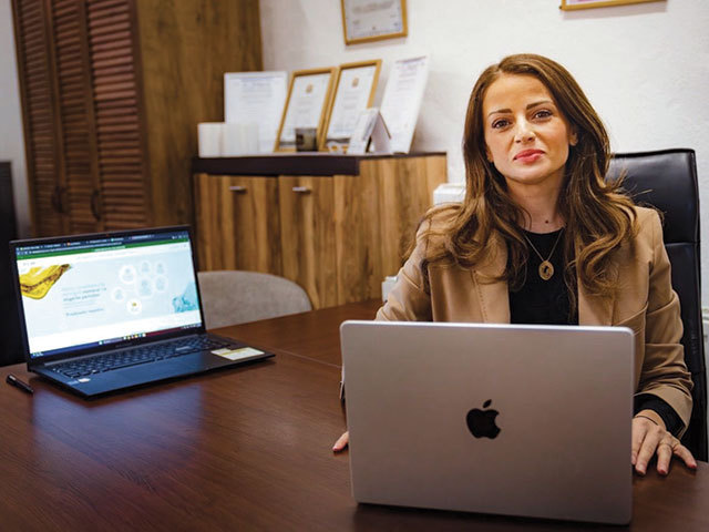 Antreprenori locali. Doi antreprenori care au lucrat timp de 10 ani în Italia s-au întors acasă pentru a dezvolta o fabrică de detergent în judeţul Dolj, ECLAR, care a ajuns la afaceri de 16 mil. lei şi 25 de salariaţi