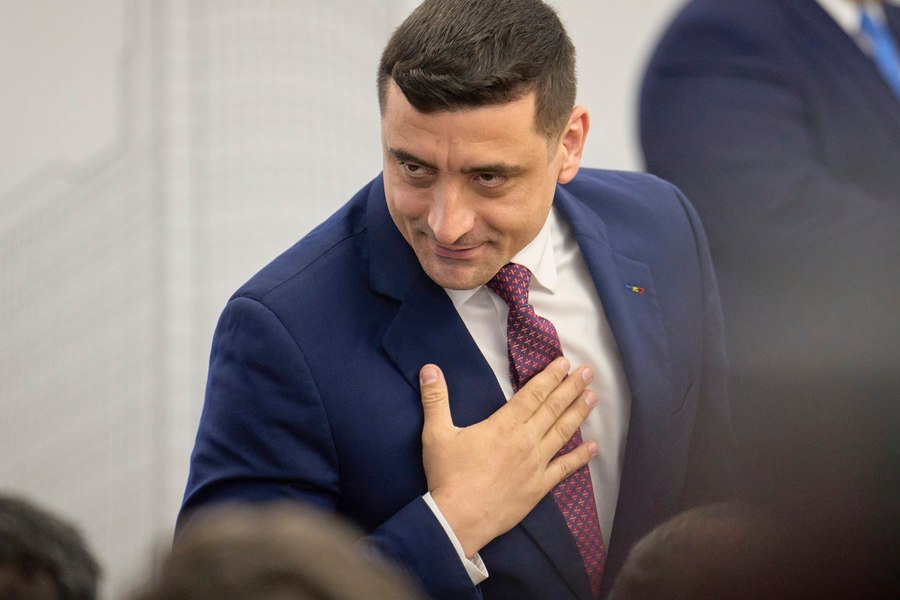 Apariție surpriză a lui George Simion la hotelul unde PSD decide soarta guvernării. Liderul AUR spune că este „naș la un botez”. Reacția lui Grindeanu