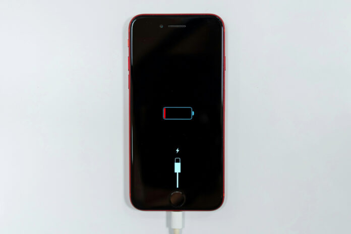 Apple testează o nouă culoare pentru iPhone 18 Pro: roșu intens în locul clasicului negru