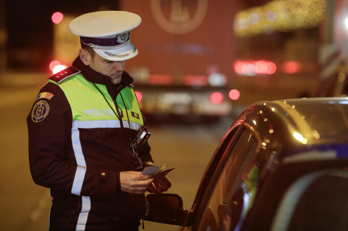 Aproximativ 2.400 de şoferi au rămas fără permis, în minivacanța Sărbătorilor Pascale / Peste 25 de mii de polițiști și jandarmi au fost în stradă / S-au folosit 300 de radare / ”Infracţiunile comise cu violenţă au înregistrat o scădere cu 17%, faţă de anul trecut”