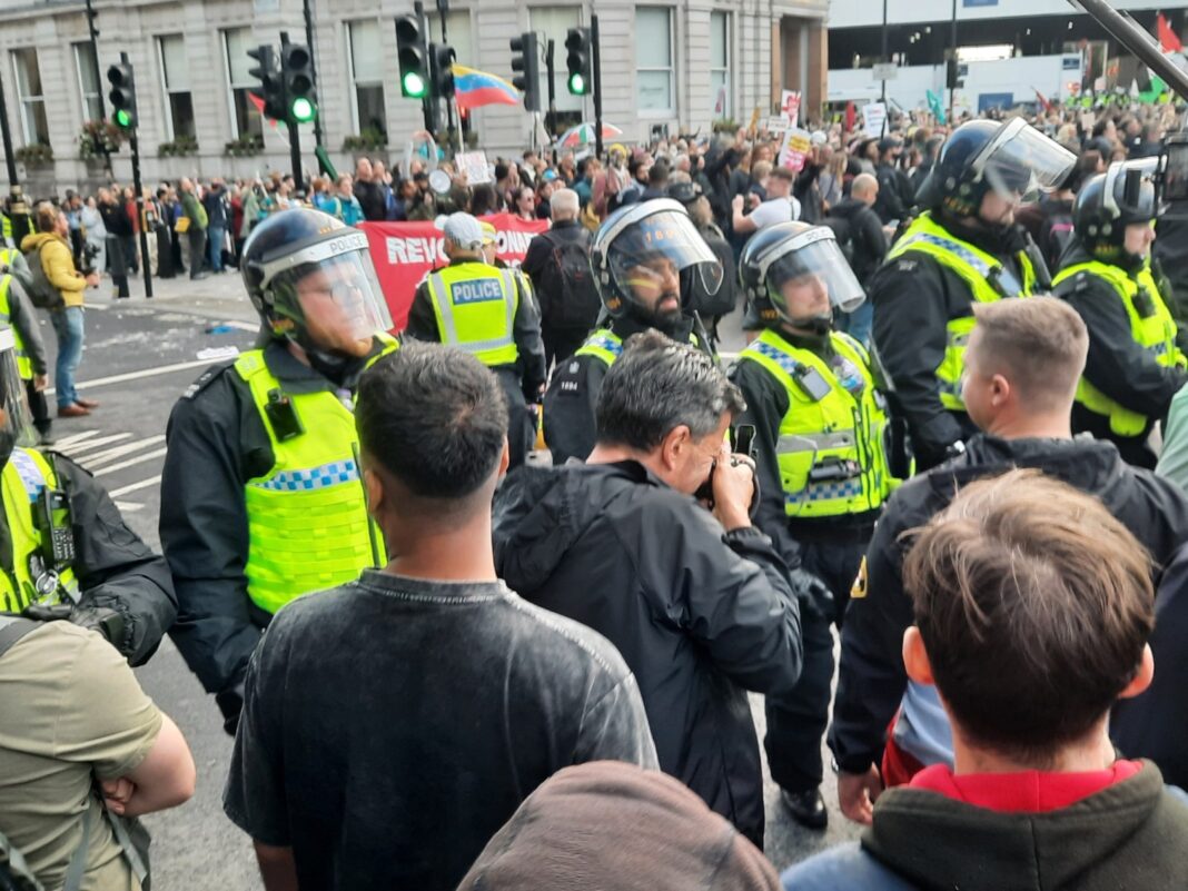 Atac cu cuțitul în nordul Londrei: Doi bărbați evrei în stare gravă. Suspectul, reținut de civili și arestat de poliție