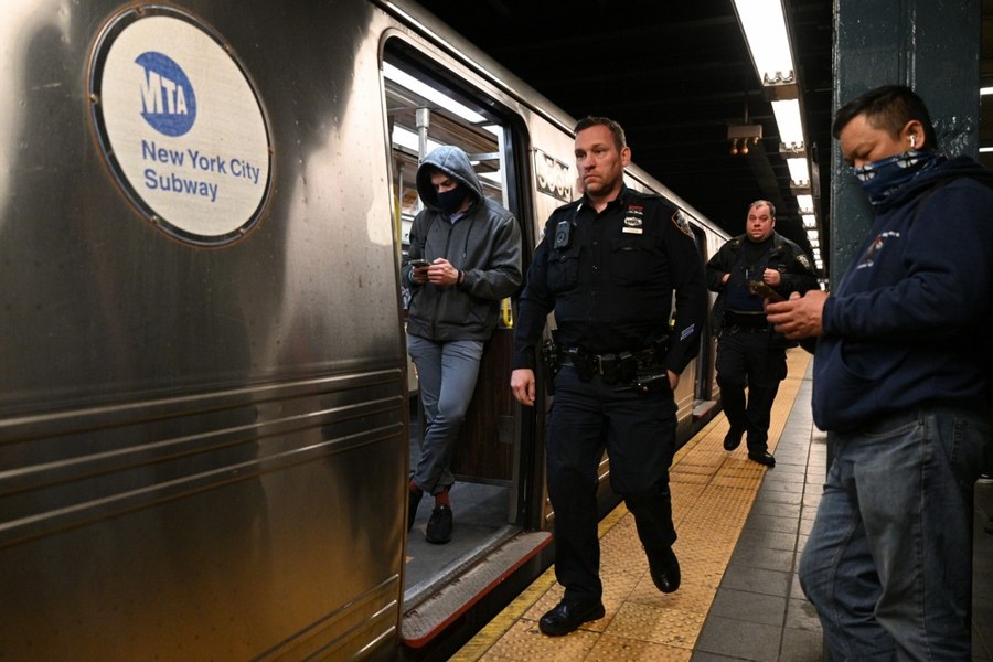 Atac cu maceta la metroul din New York: Trei oameni au fost răniți, agresorul a fost împușcat mortal de poliție