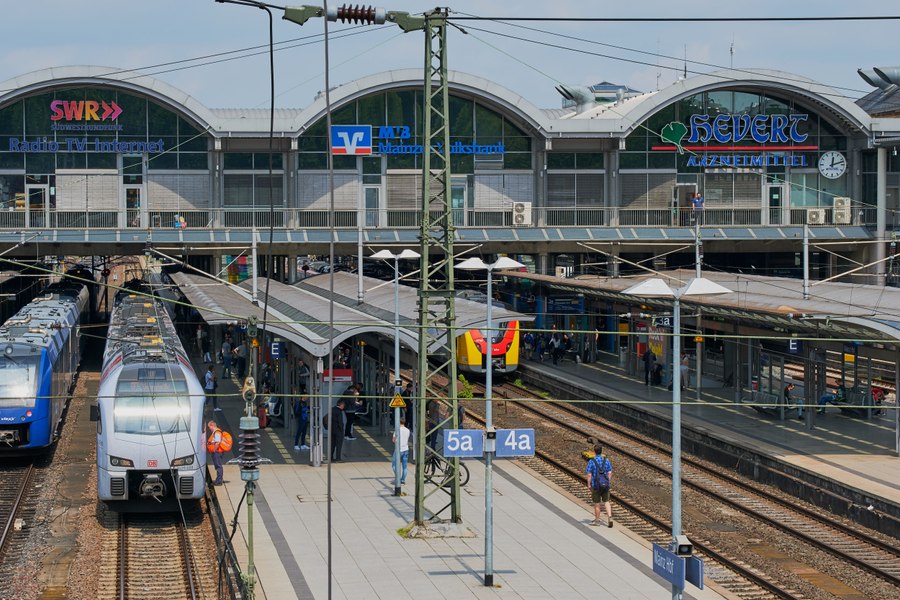 Atac într-un tren cu turiști în Germania: un tânăr de 20 de ani a detonat explozibili și a amenințat pasagerii. 12 persoane rănite