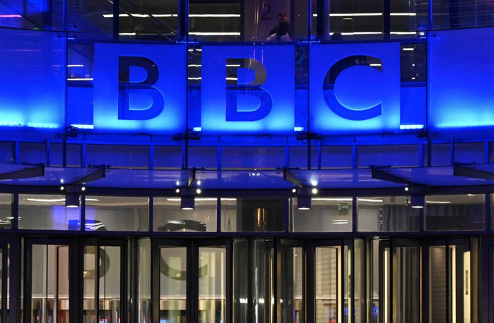 Austeritate la postul public din Marea Britanie: BBC anunţă că dă afară 2.000 de oameni din cauza presiunilor financiare. „Diferenţa dintre costuri şi venituri este în creştere”