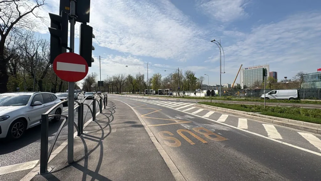 Autoritățile au creat o bandă unică pentru autobuze pe Bulevardul Regele Mihai I, între Arcul de Triumf și Piața Presei / Stațiile au fost relocate în zona din centrul arterei