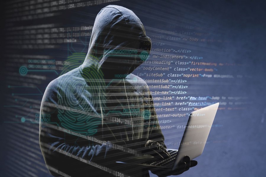 Avertisment privind un nou val de fraude online. Românii, vizați prin site-uri false care imită instituții media și persoane publice