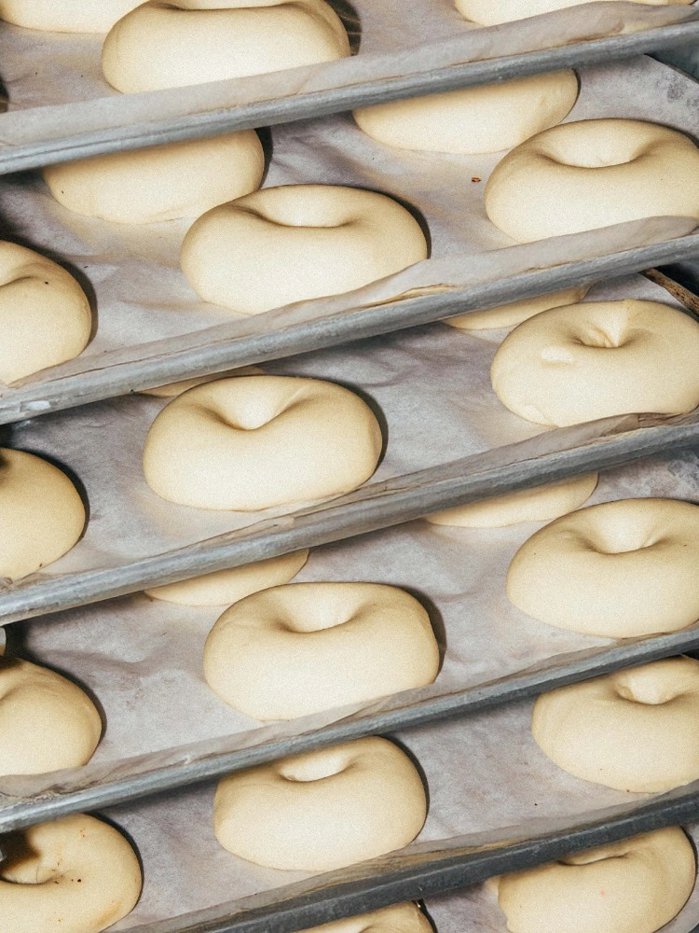 Bagel, dar românesc: cine sunt antreprenorii care pariază la Bucureşti pe celebrul preparat cu origini poloneze dar care şi-a găsit faima în America