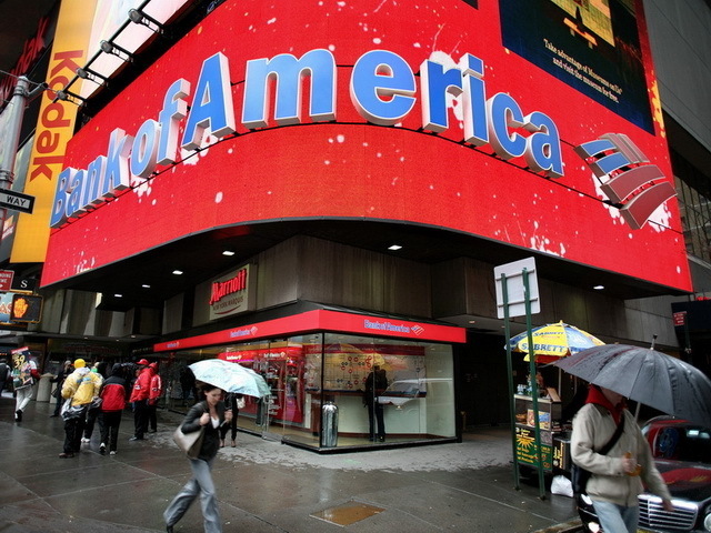 Bank of America a ajuns cel mai mare jucător internaţional în tranzacţionarea datoriei externe a României. În top trei dealeri de finanţare a datoriei externe toate băncile sunt americane