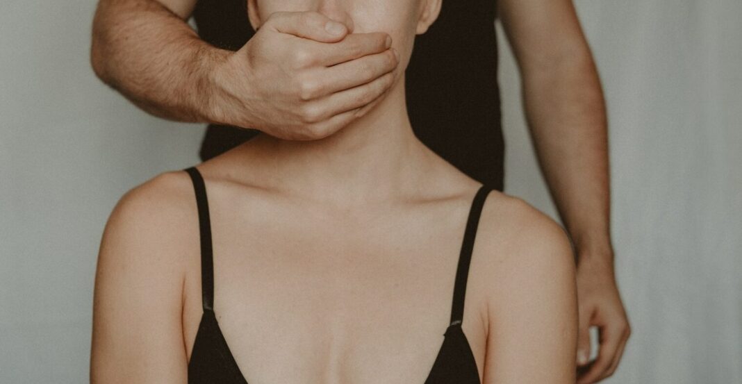 Bărbat arestat preventiv după ce a agresat o tânără de 22 de ani și i-a furat 150 de lei, după o întâlnire intimă în zona autogării din Gherla