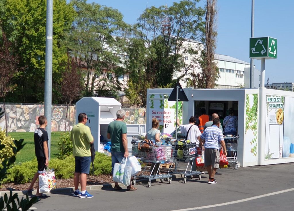 Bărbat din Botoșani, reținut după ce a încercat să păcălească aparatele de reciclare SGR / Polițiștii i-au găsit acasă 3000 de etichete imprimate cu cod de bare