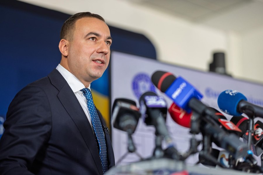 Bogdan Ivan: „La fiecare creștere cu 10 dolari a barilului de petrol, litrul de motorină se scumpește cu 45 de bani. Statul ar trebui să intervină mai tare”
