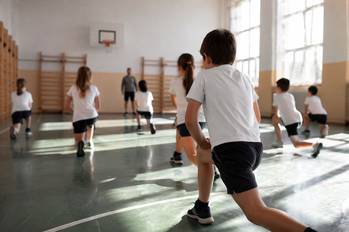 Business sportiv. Elevii români fac câte două ore de sport pe săptămână, număr care situează România în partea de jos a clasamentului european. În multe ţări europene, care au implementat programe în şcoli şi în afara lor, activitatea fizică nu se încheie la finalul orei de sport din şcoală