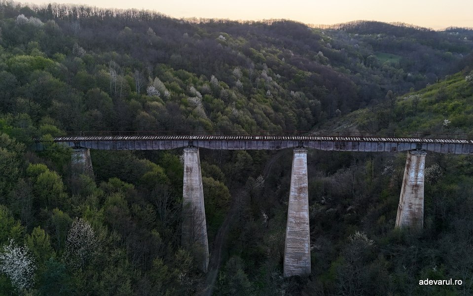 Căile ferate construite în Apuseni, între glorie și ruină. Soarta dramatică a rețelei care a scos din izolare Țara Moților