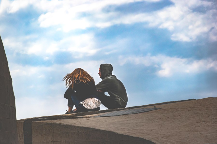 Capcana interdicțiilor: de ce izolarea adolescenților de primele relații le sabotează maturizarea emoțională