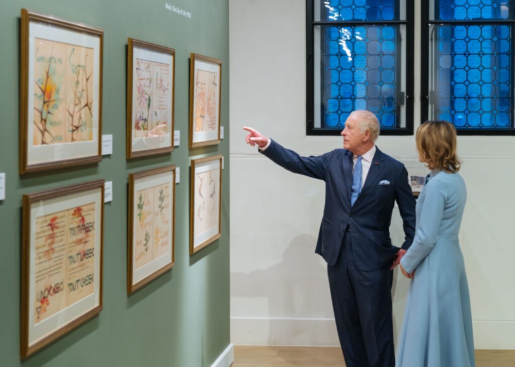 Casa Regelui Charles al III-lea din Viscri aduce în România expoziția: „Maria: Regina artistă. Un dialog pe teme florale” 