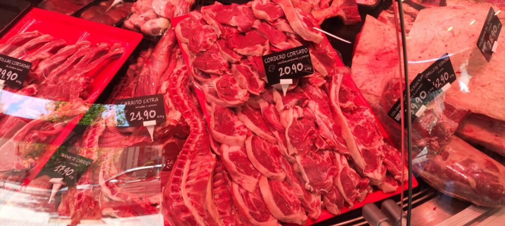 Cât a ajuns să coste un kilogram de carne de miel în România și în Spania înainte de Paște/ Prețuri în piață și măcelărie pentru produsele proaspete