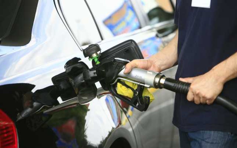 Cât plătești luni, 20 aprilie, pentru un plin de benzină sau motorină. Prețurile sunt mai mici, dar incertitudinile rămân ridicate