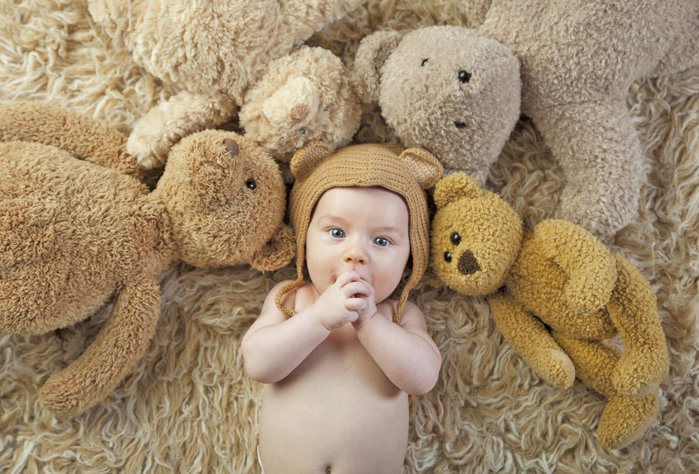 Catastrofa demografică face ca maternităţile din spitale să devină o raritate în economiile mari est-europene. În Ungaria, una din cauze este şi colapsul sistemului de sănătate. Polonia, care se situează pe ultimul loc la rata totală de fertilitate, şi-a închis un sfert din secţiile sale de maternitate în ultimii 15 ani în contextul scăderii abrupte a numărului naşterilor