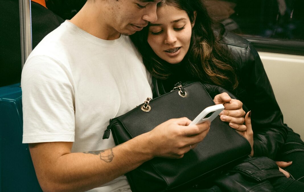 Câti europeni recunosc că se uită la ecranul telefonului unui străin în public – studiu