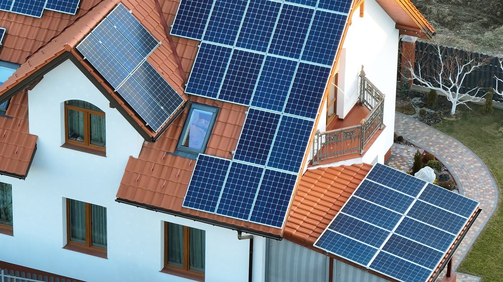 CCR validează legea prosumatorilor. Schimbări majore pentru românii care produc energie acasă