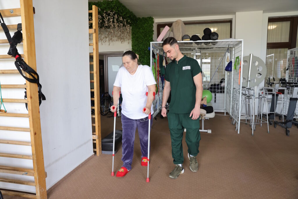 Ce povestește o pacientă despre kinetoterapeuții care au îngrijit-o după operația de gonartroză