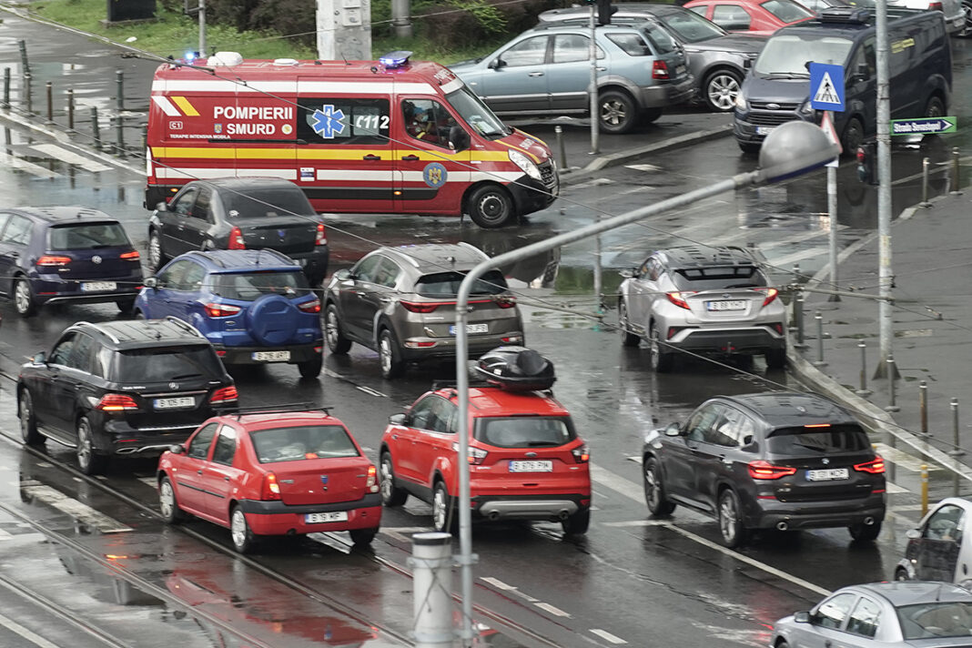 Ce trebuie să facă șoferii pentru a ușura trecerea ambulanțelor sau mașinilor de pompieri? USR propune ca procedura să fie trecută în Codul Rutier: „Fiecare minut contează!”