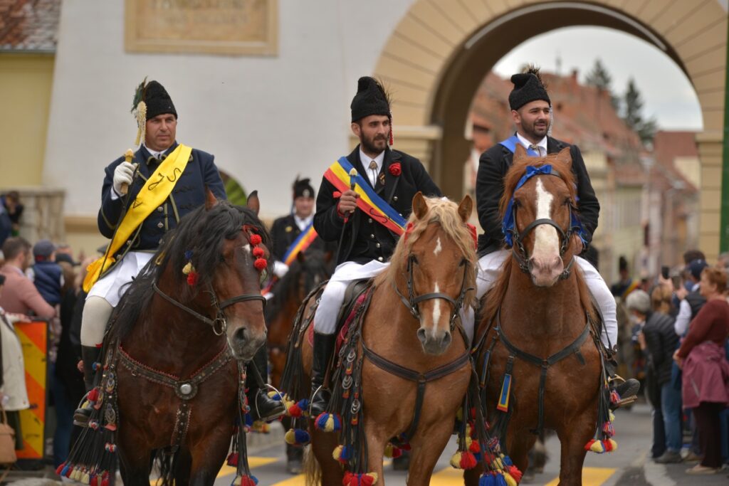 Cea mai mare sărbătoare a Braşovului va avea loc în acest weekend: Coborârea Junilor în Duminica Tomii / Concerte și târguri tematice începând de vineri