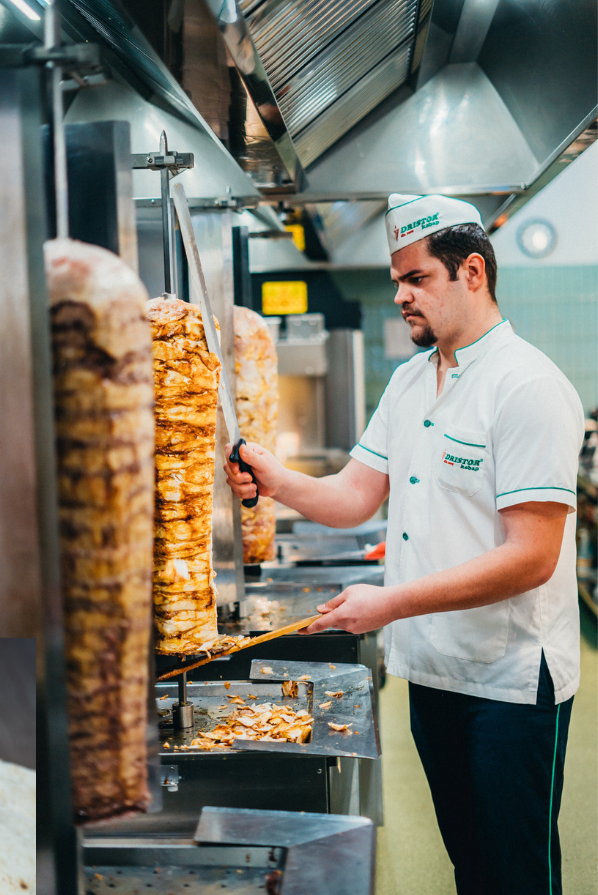 Cel mai bun an din istoria sa pentru Dristor Kebap: Afacerile s-au dublat în doar doi ani şi merg spre 100 mil. lei, pe măsură ce românii au rărit ieşitul la restaurant şi s-au dus către shaorma şi fast food