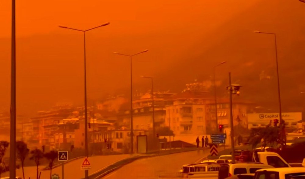 Cer portocaliu și aer irespirabil în Turcia: un val de praf saharian a acoperit Antalya și alte regiuni