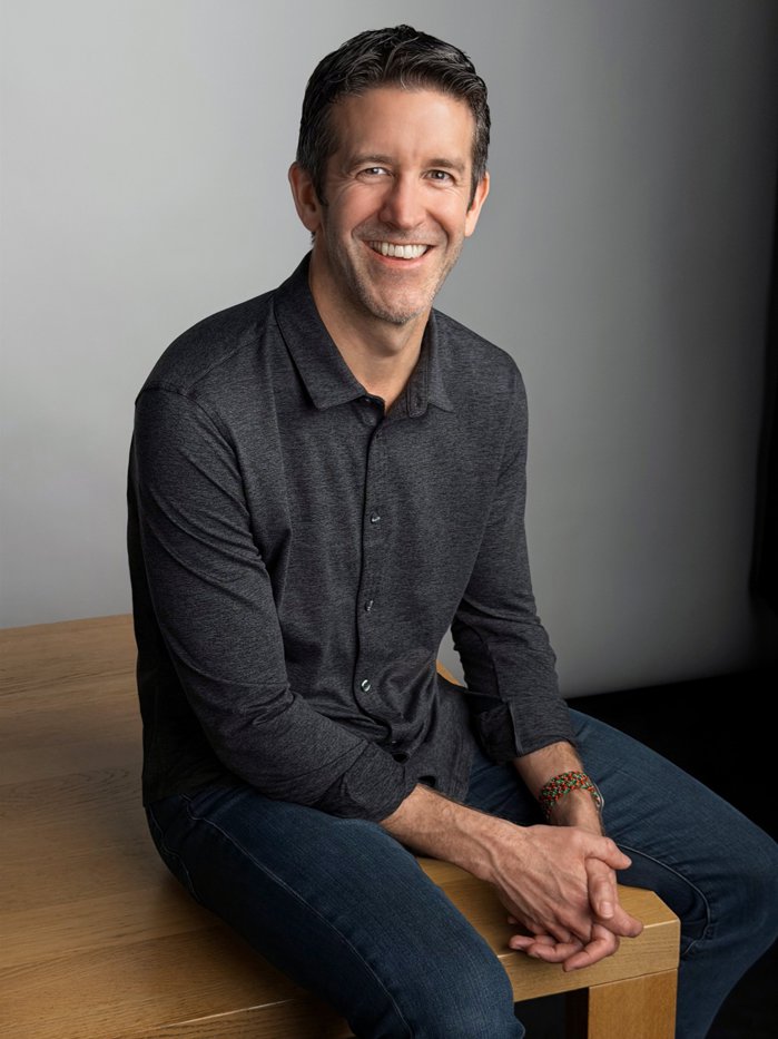 Cine e John Ternus, noul CEO al gigantului Apple, cel mai carismatic şi cel mai tânăr director executiv din istoria companiei