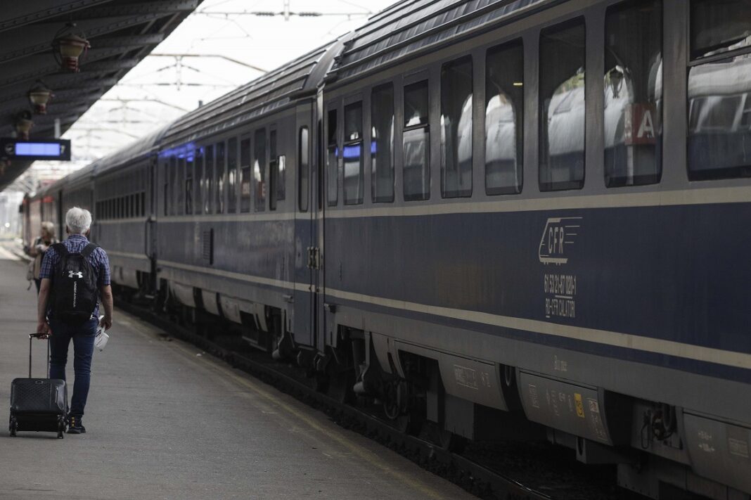 Circulația trenurilor oprită pe secția Brașov – Sighișoara după ce un copac a căzut pe liniile electrice